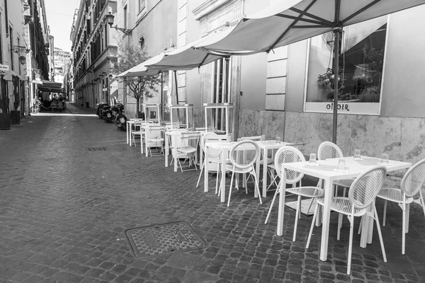 ROME, ITALIE, le 5 mars 2017. Petites tables de café de rue dans une partie historique de la ville attendent les visiteurs — Photo