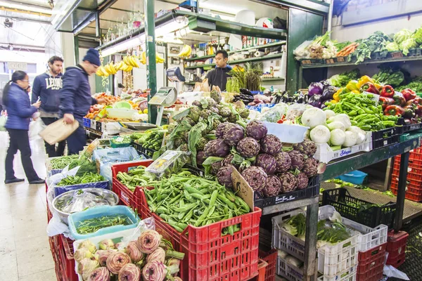 Řím, Itálie, na 5 března 2017. Různé čerstvé zeleniny a ovoce jsou v prodeji v pouliční trh — Stock fotografie