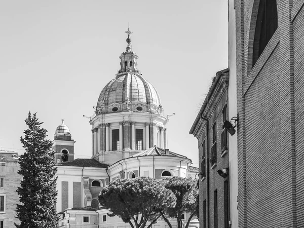 Rome, Italië, op 8 maart 2017. De koepel van de oude kerk torens over de gebouwen op de straat in het centrum — Stockfoto