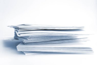 Düzensiz bir tablo zarflara posta yığını