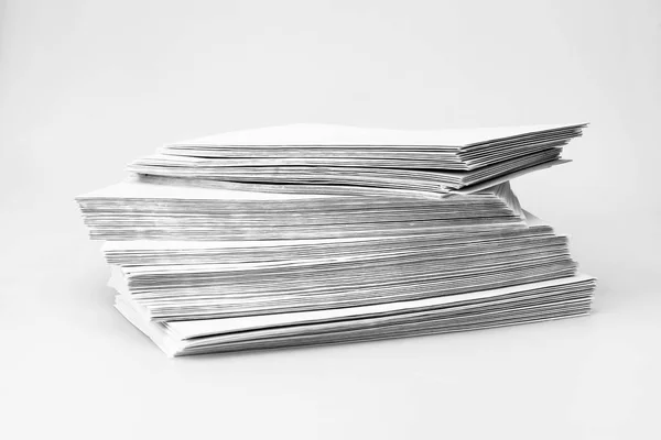 Pilha irregular de envelopes de correio em uma mesa — Fotografia de Stock