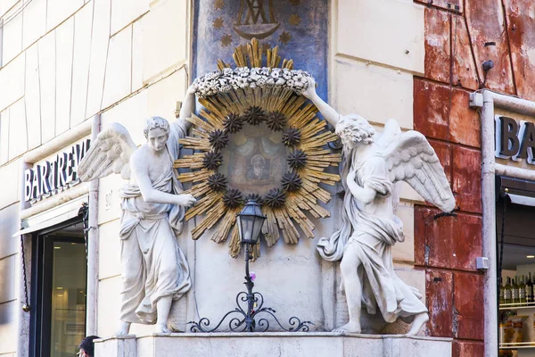 ROMA, ITALIA, il 5 marzo 2017. L'immagine scultorea decora una facciata di un edificio sulla strada della città in centro — Foto Stock