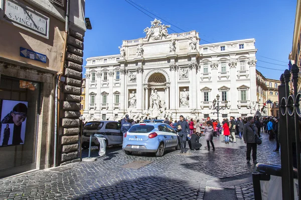 ROMA, ITALIA, 5 de marzo de 2017. La luz del sol Fontana di Trevi (creada en 1732-1762 por el arquitecto Nicolo Salvi) junto al palacio de Pauly . — Foto de Stock