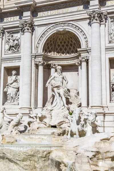 ROME, ITÁLIA, em 5 de março de 2017. O sol ilumina Fontana di Trevi (é criado em 1732-1762 pelo arquiteto Nicolo Salvi) ao lado do palácio de Pauly. A fonte um de símbolos de cidade, imprime-se em muitos filmes — Fotografia de Stock