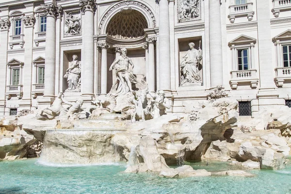 罗马，意大利，2017 年 3 月 5 日。太阳只能照亮许愿 （创建于 1732年-1762 年由建筑师 Nicolo 萨尔） 毗邻保利的宫殿。喷泉的城市符号，一个印在很多电影 — 图库照片