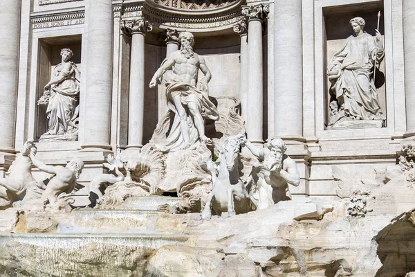 Rome (Italië), op 5 maart 2017. De zon brandt Fontana di Trevi (is gemaakt in 1732-1762 door de architect Nicolo Salvi) aangrenzende Pauly van Paleis. De fontein een van de symbolen van de stad, is in veel films bedrukt — Stockfoto