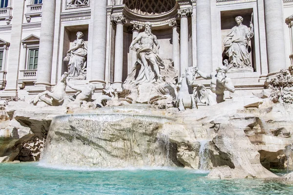 ROME, ITALY, on March 5, 2017. The sun lights Fontana di Trevi (is created in 1732-1762 by the architect Nicolo Salvi) adjoining Pauly's palace. The fountain one of city symbols, is imprinted in many movies — Stock Photo, Image