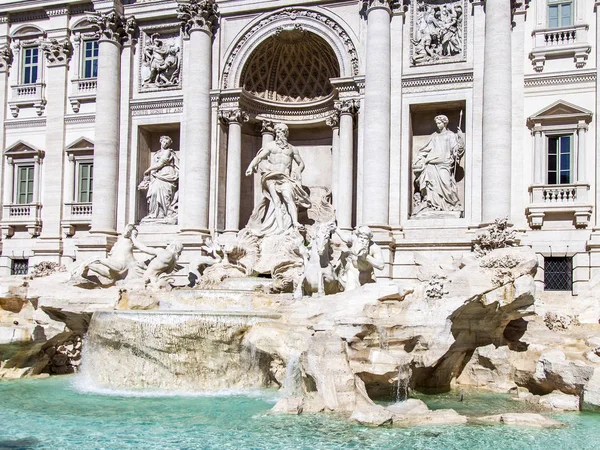 ROME, ITALY, on March 5, 2017. The sun lights Fontana di Trevi (is created in 1732-1762 by the architect Nicolo Salvi) adjoining Pauly's palace. The fountain one of city symbols, is imprinted in many movies — Stock Photo, Image