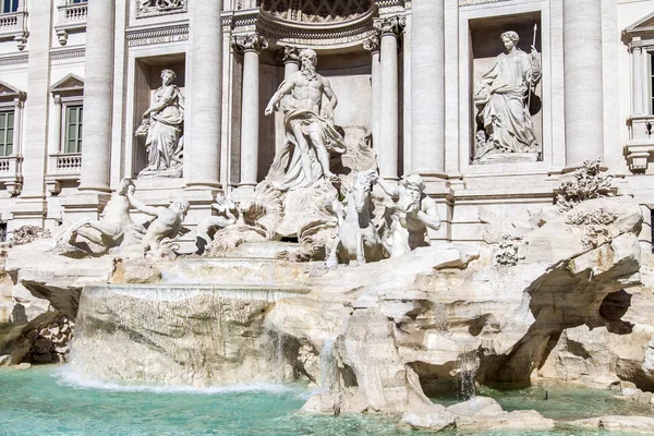 ROME, ITALIE, le 5 mars 2017. Les lumières du soleil Fontana di Trevi (est créé en 1732-1762 par l'architecte Nicolo Salvi) jouxtant le palais de Pauly. La fontaine l'un des symboles de la ville, est imprimé dans de nombreux films — Photo