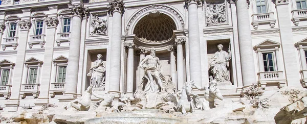 Rome (Italië), op 5 maart 2017. De zon brandt Fontana di Trevi (is gemaakt in 1732-1762 door de architect Nicolo Salvi) aangrenzende Pauly van Paleis. De fontein een van de symbolen van de stad, is in veel films bedrukt — Stockfoto