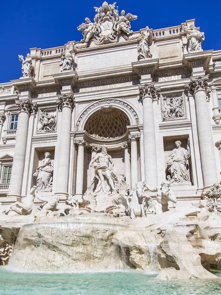 ROME, ITALY, on March 5, 2017. The sun lights Fontana di Trevi (is created in 1732-1762 by the architect Nicolo Salvi) adjoining Pauly's palace. The fountain one of city symbols, is imprinted in many movies — Stock Photo, Image