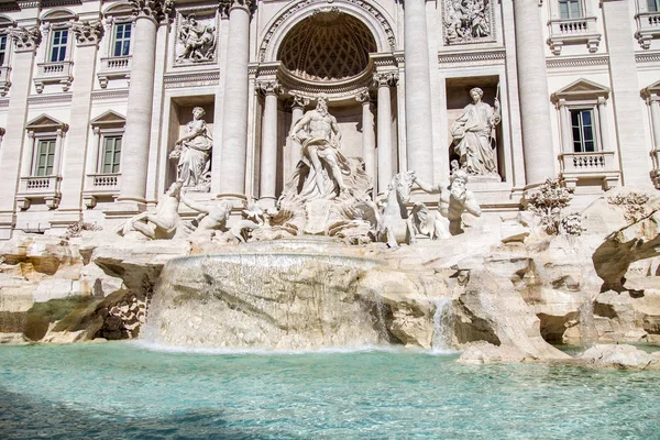 РИМ, Италия, 5 марта 2017 года. Солнце освещает фонтан Треви (созданный в 1732 - 1762 годах архитектором Николо Сальви), примыкающий к дворцу Паули. Фонтан один из символов города, запечатлен во многих фильмах — стоковое фото