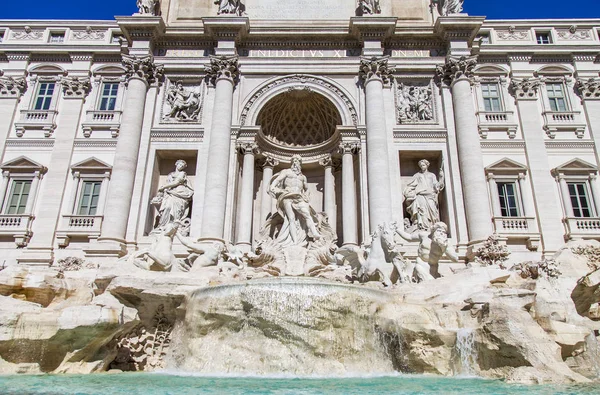 Rome (Italië), op 5 maart 2017. De zon brandt Fontana di Trevi (is gemaakt in 1732-1762 door de architect Nicolo Salvi) aangrenzende Pauly van Paleis. De fontein een van de symbolen van de stad, is in veel films bedrukt — Stockfoto