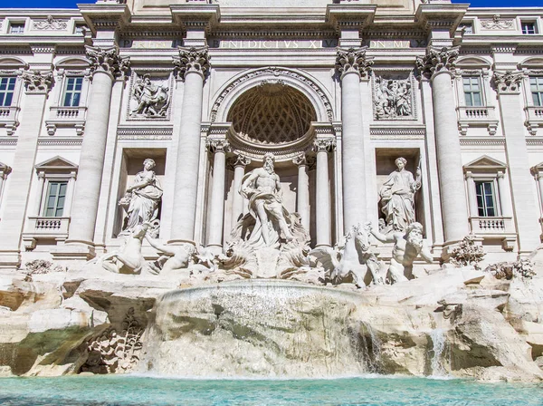 РИМ, Италия, 5 марта 2017 года. Солнце освещает фонтан Треви (созданный в 1732 - 1762 годах архитектором Николо Сальви), примыкающий к дворцу Паули. Фонтан один из символов города, запечатлен во многих фильмах — стоковое фото