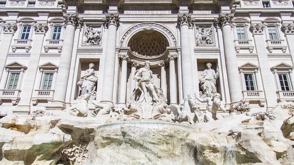 Rome (Italië), op 5 maart 2017. De zon brandt Fontana di Trevi (is gemaakt in 1732-1762 door de architect Nicolo Salvi) aangrenzende Pauly van Paleis. De fontein een van de symbolen van de stad, is in veel films bedrukt — Stockfoto