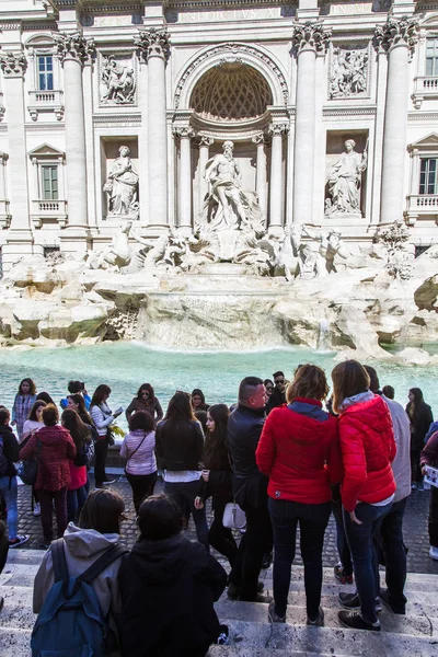 ROME, ITÁLIA, em 5 de março de 2017. As pessoas têm um resto perto de Fontana di Trevi (criado em 1732-1762 por Nicolo Salvi) ao lado do palácio de Pauly. A fonte um de símbolos de cidade, imprime-se em muitos filmes — Fotografia de Stock