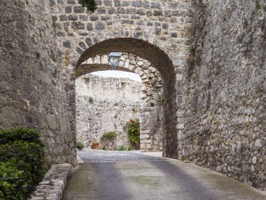 Saint-Paul-De-Vence, Fransa, 9 Ocak 2017. Eski taş binalar mimari tipik Fransız kasabası görünümünü dağlarda olun. Otantik ortaçağ yapıları.