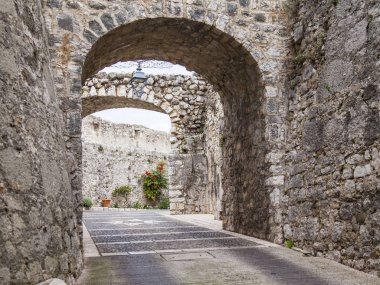Saint-Paul-De-Vence, Fransa, 9 Ocak 2017. Eski taş binalar mimari tipik Fransız kasabası görünümünü dağlarda olun. Otantik ortaçağ yapıları.