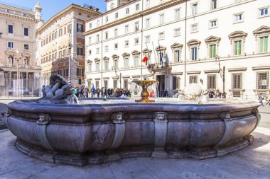 Roma, İtalya, 5 Şubat 2017. Kentsel görünümü. Eski çeşme pitoresk alan süsle. İnsanlar yürümek