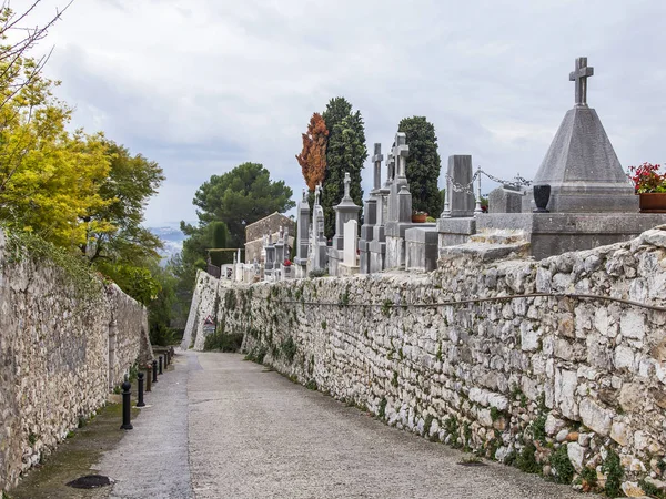 Saint-Paul-De-Vence, Frankrike, den 9 januari, 2017. Gamla stadskyrkogården var beläget på en bergssluttning i franska Alperna — Stockfoto