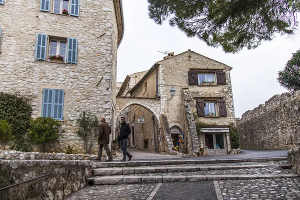 Saint-Paul-De-Vence, Francie, na 9 lednu 2017. Staré kamenné budovy udělat architektonický vzhled typického francouzského města v horách. Autentické středověké stavby. — Stock fotografie