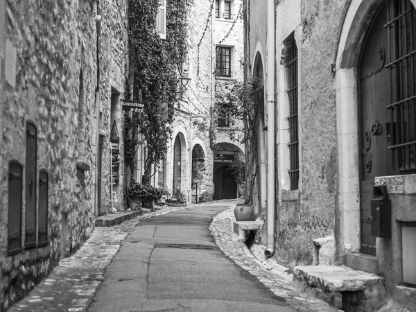 SAINT-PAUL-DE-VENCE, FRANCE, 9 января 2017 года. Древние каменные здания создают архитектурный облик типичного французского города в горах. Подлинные средневековые сооружения . — стоковое фото