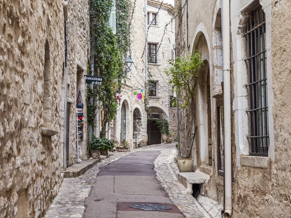 SAINT-PAUL-DE-VENCE, FRANÇA, em 9 de julho de 2017. Os edifícios de pedra antigos fazem a aparência arquitetônica da cidade francesa típica em montanhas. Construções medievais autênticas . — Fotografia de Stock