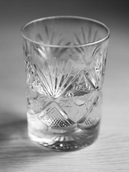 テーブルの上の水とクリスタル ガラス — ストック写真