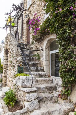 Saint-Paul-De-Vence, Fransa, 9 Ocak 2017. Pitoresk taş binalar şekil Ortaçağ kenti için tipik Fransız Alpleri'nde oluşturmak