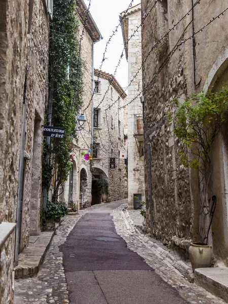 SAN PAOLO DE VENCE, FRANCIA, il 9 GENNAIO 2017. Pittoreschi edifici in pietra creano la forma tipica della città medievale nelle Alpi francesi — Foto Stock