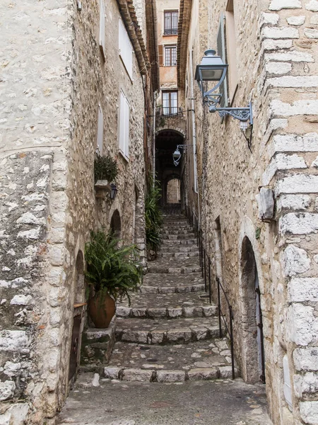 Saint-Paul-De-Vence, Fransa, 9 Ocak 2017. Pitoresk taş binalar şekil Ortaçağ kenti için tipik Fransız Alpleri'nde oluşturmak — Stok fotoğraf