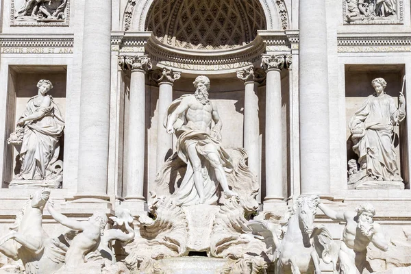 РИМ, Италия, 5 марта 2017 года. Солнце освещает фрагмент Фонтаны Треви (созданной в 1732 - 1762 годах архитектором Николо Сальви), примыкающей к дворцу Поли. Фонтан один из символов города, запечатлен во многих фильмах — стоковое фото
