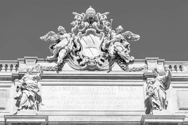 रोम, इटली, 5 मार्च 2017 रोजी. सूर्य पॉलच्या राजवाड्याला लागून असलेल्या फॉन्टॅना डी ट्रेवीचा तुकडा (आर्किटेक्ट निकोलो साळवी यांनी 1732-1762 मध्ये तयार केला आहे). शहराच्या प्रतीकांपैकी एक फाउंटन अनेक चित्रपटांमध्ये छापलेले आहे — स्टॉक फोटो, इमेज