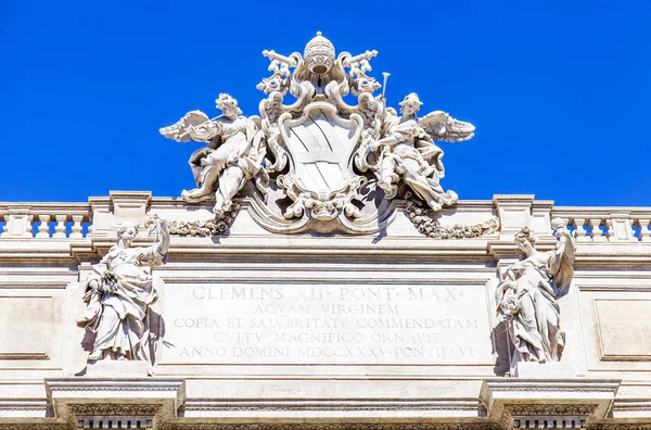 ROME, ITÁLIA, em 5 de março de 2017. O sol ilumina o fragmento de Fontana di Trevi (criado em 1732-1762 pelo arquiteto Nicolo Salvi) ao lado do palácio de Pauly. A fonte um de símbolos de cidade, imprime-se em muitos filmes — Fotografia de Stock