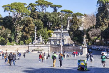 Roma, İtalya, 5 Şubat 2017. İnsanlar Piazza, del işareti manzaraları şehrin çeşitli biri Popolo üzerinde biraz dinlen
