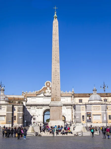 ROME, ITALY, on March 5, 2017. The sun lights the Egyptian obelisk standing in the Piazza del Popolo center — Stock Photo, Image