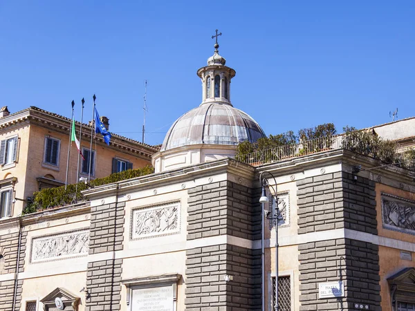 Rom, Italien, 8 mars 2017. Kupolen av gamla kyrkan torn över byggnader på gatan i centrala — Stockfoto