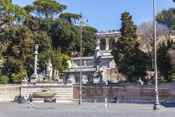 Rome (Italië), op 5 maart 2017. Mensen hebben een rust op het Piazza del Popolo, die tot de teken bezienswaardigheden van de stad behoort — Stockfoto