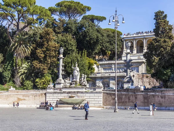 ROME, ITÁLIA, em 5 de março de 2017. As pessoas têm um resto na Piazza de del Popolo que é um de vistas de sinal da cidade — Fotografia de Stock