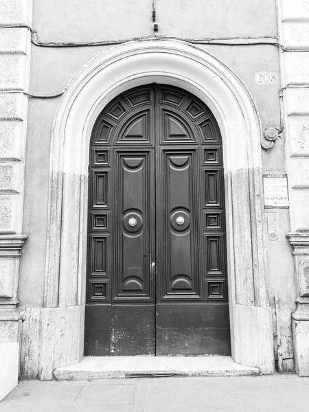 ROME, ITALY, on March 8, 2017. The entrance door of the old building is a typical element of traditional city architecture — Stock Photo, Image