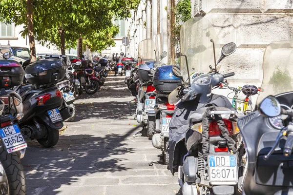 ROME, ITALY, on March 5, 2017. City landscape. Numerous motorcycles and scooters are parked near the sidewalk in a historical part of the city — Stock Photo, Image