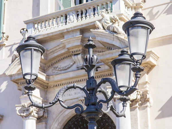 Řím, Itálie, na 5 března 2017. Slunce svítí krásné starodávné lampy v historické části města — Stock fotografie