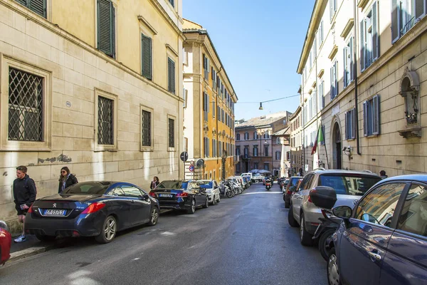 ROME, ITÁLIA, em 5 de março de 2017. Paisagem urbana. Belos edifícios fazem um atraente complexo arquitetônico da rua no centro da cidade . — Fotografia de Stock