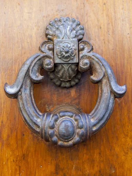 ROMA, ITALIA, 8 de marzo de 2017. La manija de la puerta de metal figurado decora una puerta de entrada del edificio viejo —  Fotos de Stock