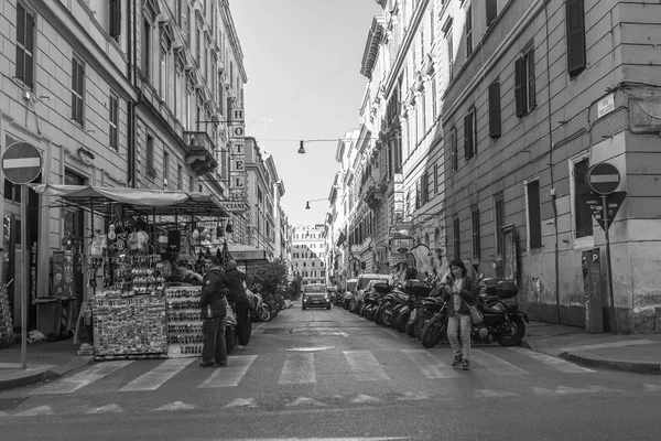 Řím, Itálie, na 5 března 2017. Městské krajiny. Krásné budovy udělat atraktivní Architektonický komplex na ulici v centru města. — Stock fotografie