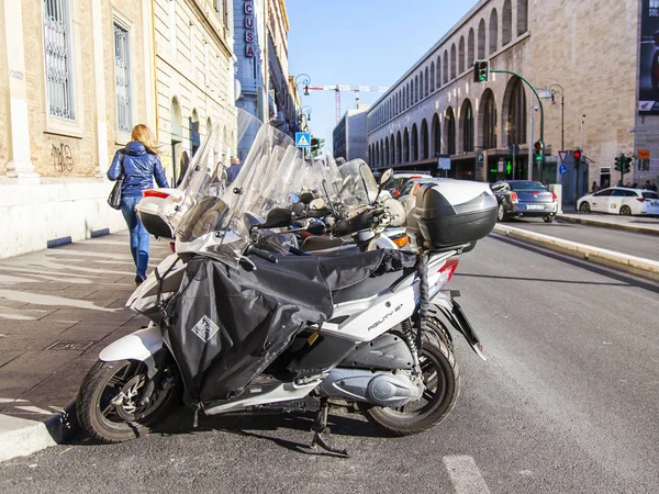 Rome (Italië), op 5 maart 2017. Stad landschap. Talrijke motorfietsen en scooters worden geparkeerd in de buurt van het trottoir in een historische deel van de stad — Stockfoto