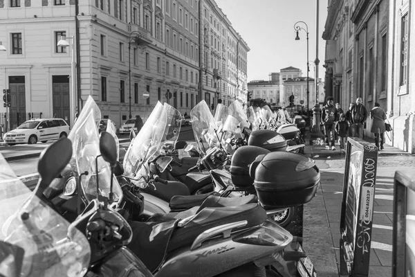 罗马，意大利，2017 年 3 月 5 日。城市景观。众多的摩托车和踏板车停在城市历史部分人行道旁 — 图库照片