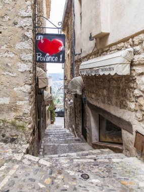 Saint-Paul-De-Vence, Fransa, 9 Ocak 2017. Pitoresk taş binalar şekil Ortaçağ kenti için tipik Fransız Alpleri'nde oluşturmak