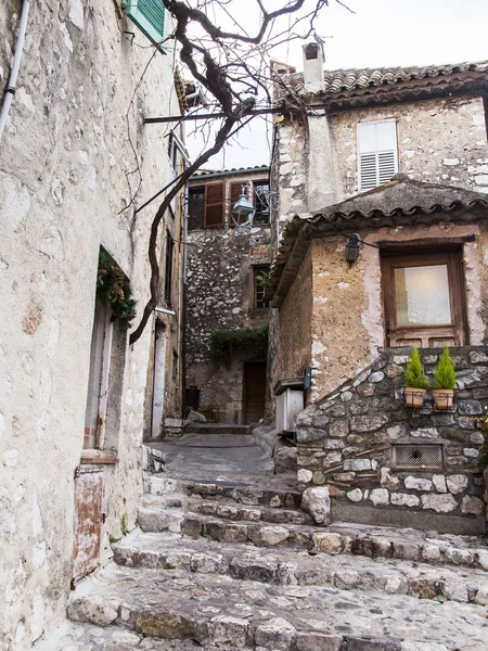 Saint-Paul-De-Vence, Fransa, 9 Ocak 2017. Pitoresk taş binalar şekil Ortaçağ kenti için tipik Fransız Alpleri'nde oluşturmak