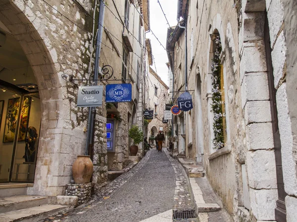 SAINT-PAUL-DE-VENCE, FRANCE, on JANUARY 9, 2017. Picturesque stone buildings create shape typical for the medieval town in the French Alps — Stock Photo, Image
